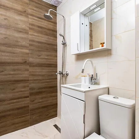 Daire Modern 1br With Private Garage Near Mall Plovdiv, Pulmed And Rowing Canal
